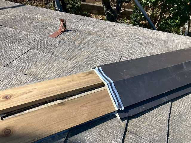 棟板金のカバー施工中
